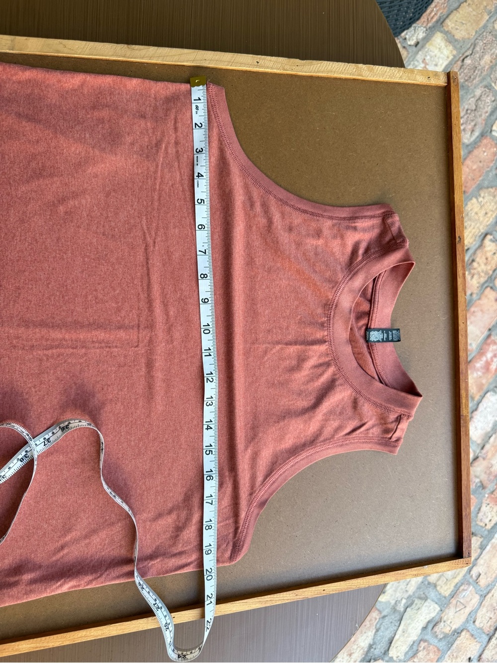 Vuori Womens Energy Tank Regular Length Size Large. Color is a faded rust. - Picture 4 of 8